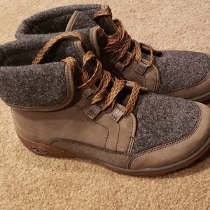 Chaco Barbary sz 8 olive and grey